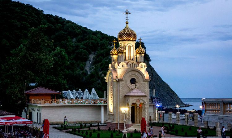 Часовня Андрея Первозванного - современное украшение Приморского бульвара