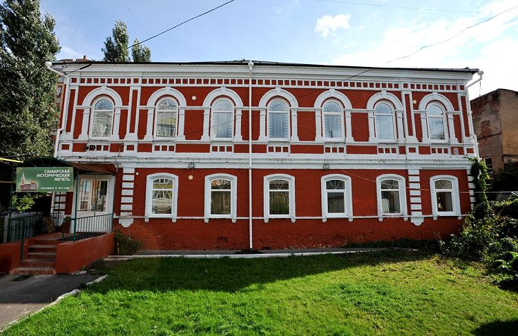 То, что сохранилось от первой каменной мечети, сегодня именуются Исторической мечетью