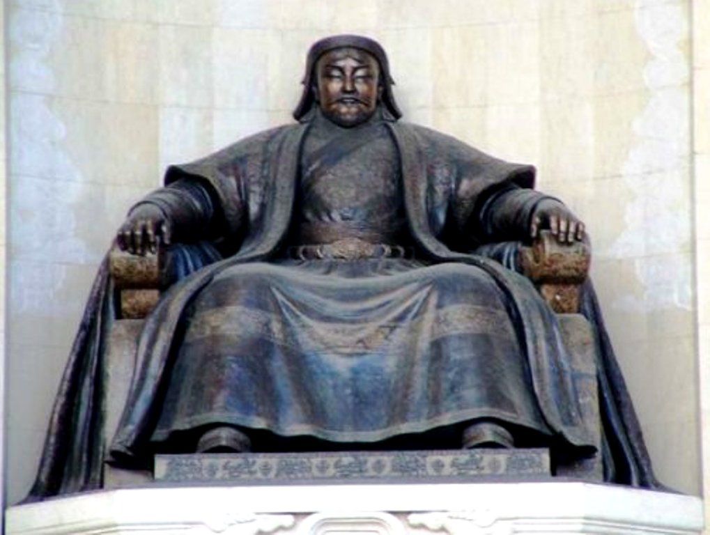 Памятник Чингисхану - основателю Монгольской империи - установлен в Улан-Баторе