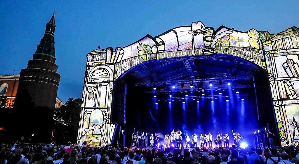 По вечерам в День города на разных площадках проходят концертные программы