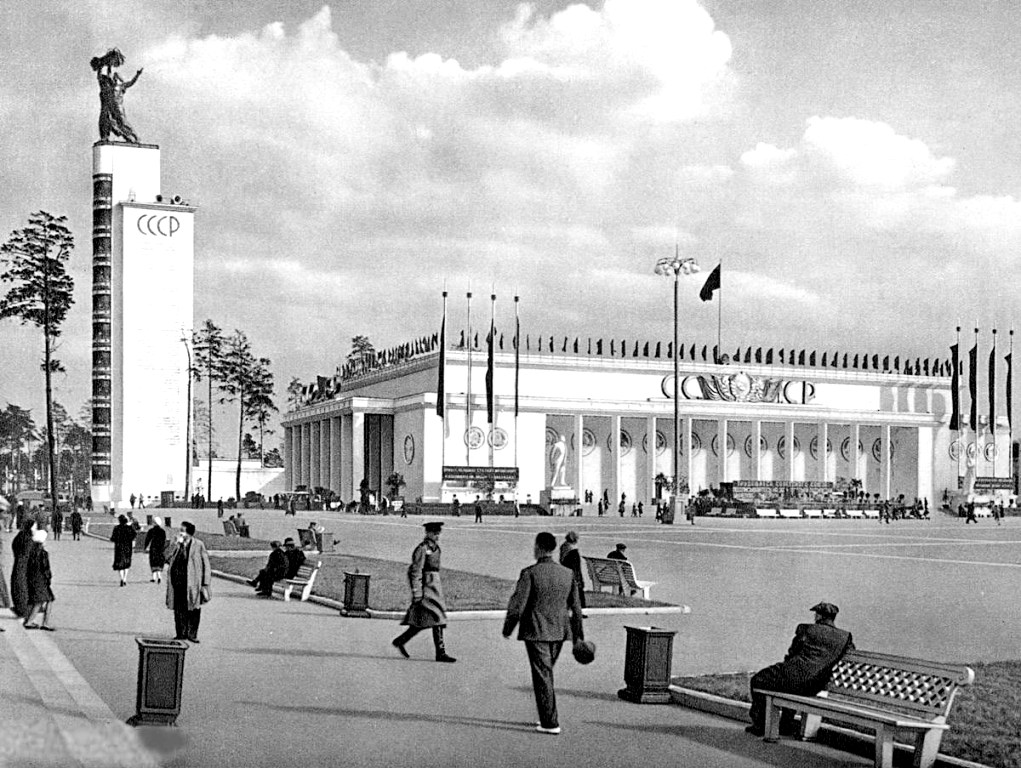 Главный павильон в 1939 году выглядел вот так, и находился он на месте нынешнего Фонтана "Каменный цветок"