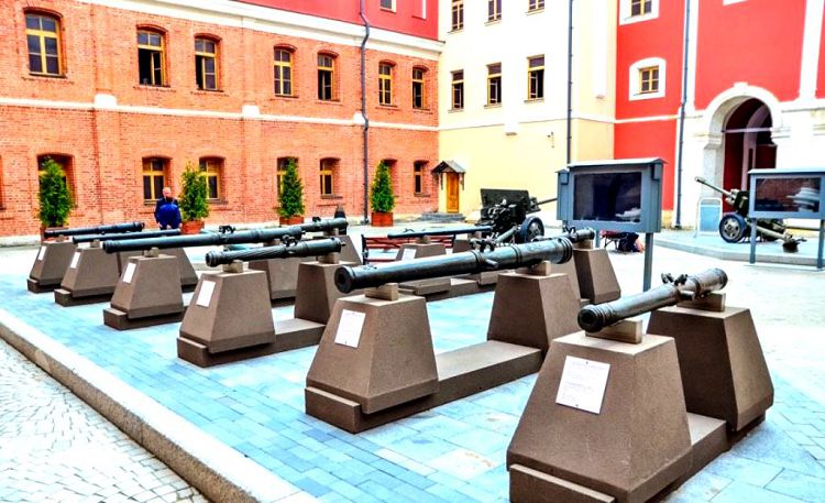 А во дворе музея можно посетить выставку артиллерийского оружия 16-20 веков