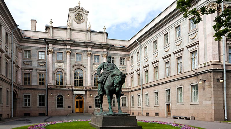 Памятник Александру Третьему около Мраморного дворца на Дворцовой набережной