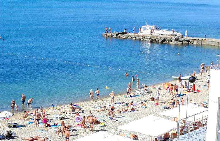 На пляже Санатория "Факел" более просторно и меньше народа