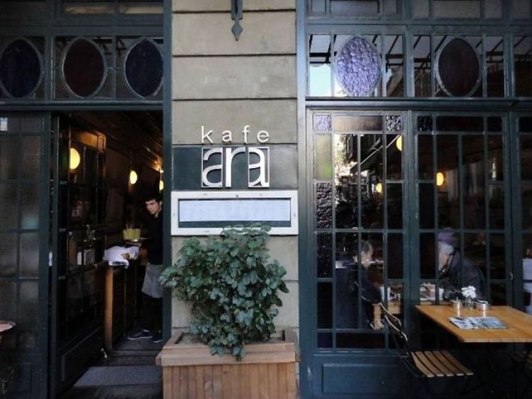 Кафе и ресторанчиков на главной пешеходной улице города очень много