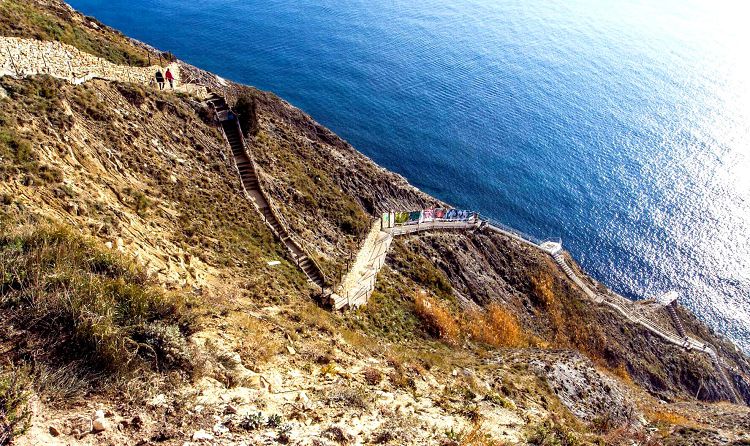 Лестничные пролеты, огибающие выступ скалы, имеют смотровые площадки