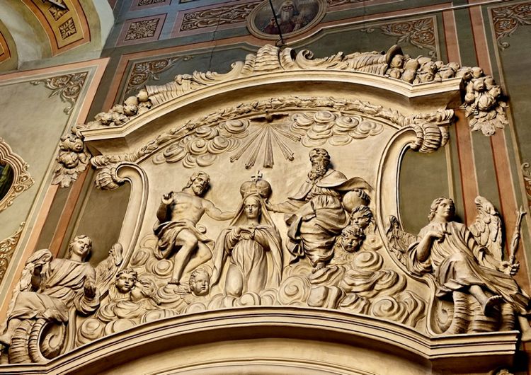 Барельеф "Коронование богоматери" - один из трех декоров, нетипичных для русских храмов 