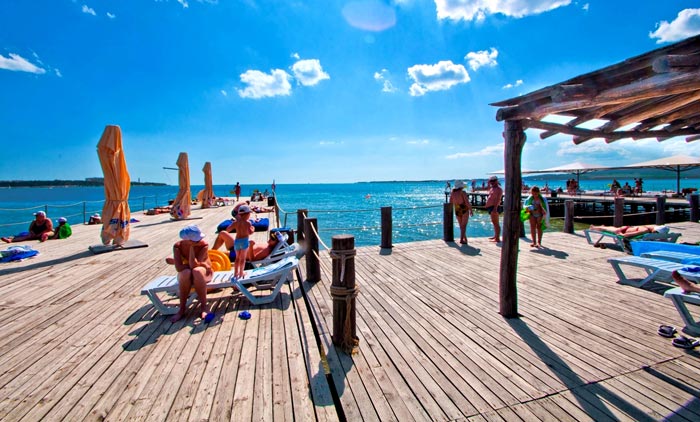 Деревянные настилы пляжа "Сосновая роща" выгодно отличают его от других