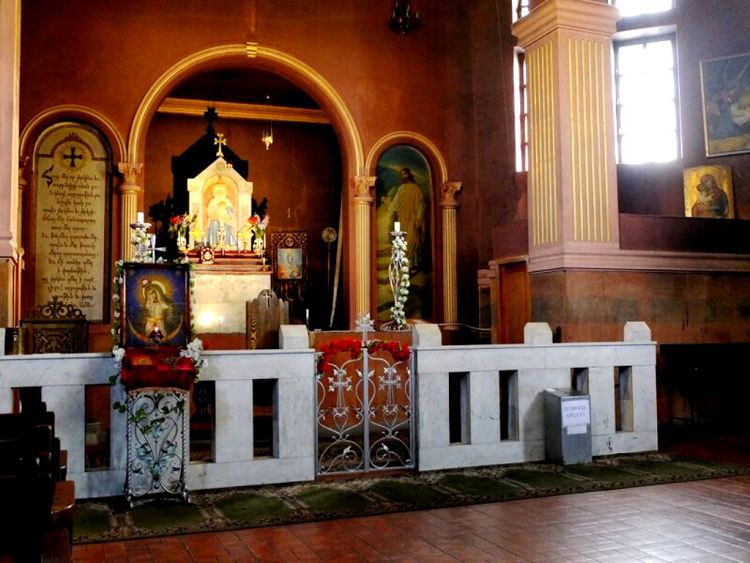 Интересно и внутреннее оформление армянского храмам