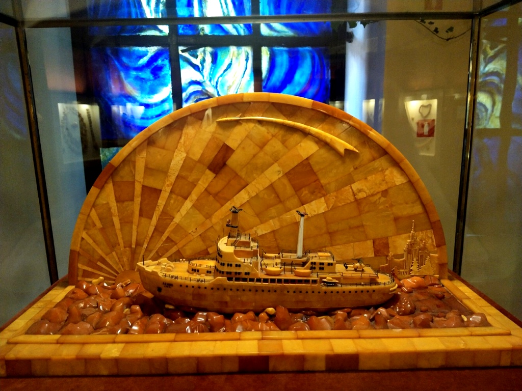 Модель атомного Ледохода "Ленин" выполнена в 1960 году на Калининградском янтарном заводе