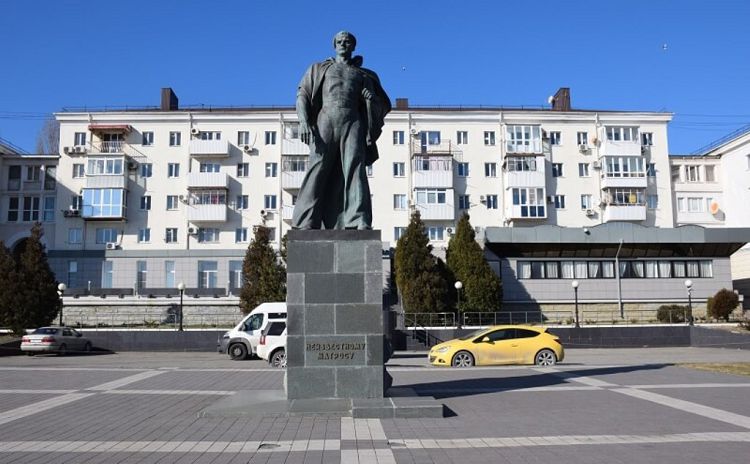 Памятник Неизвестному матросу находится недалеко от Центрального пляжа