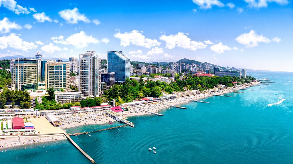 Обустроенные пляжи тянутся вдоль всего побережья города Сочи