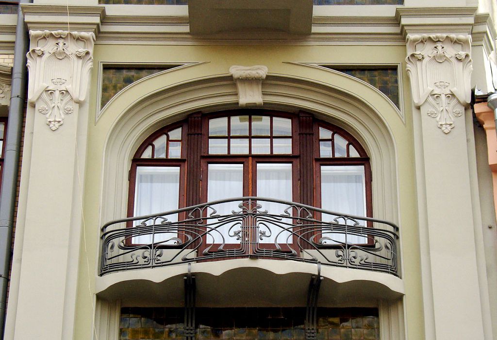 В хорошем состоянии у доме № 23 сохранились элементы декора в стиле модерн