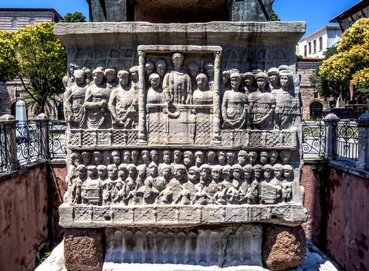 Образ императора Феодосия в окружении приближенных сохранился в барельефе пьедестала