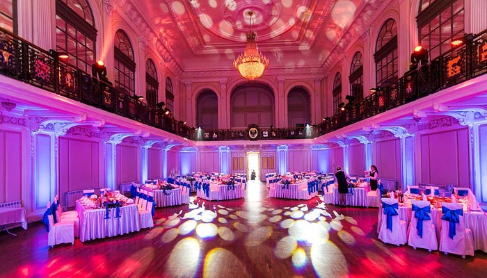 Подготовка к мероприятию в Гербовом зале Главного ярмарочного здания