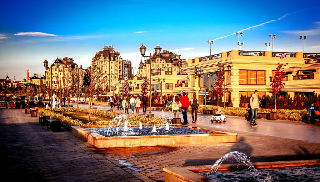 Кремлевская Набережная - одно из современных туристических мест Казани