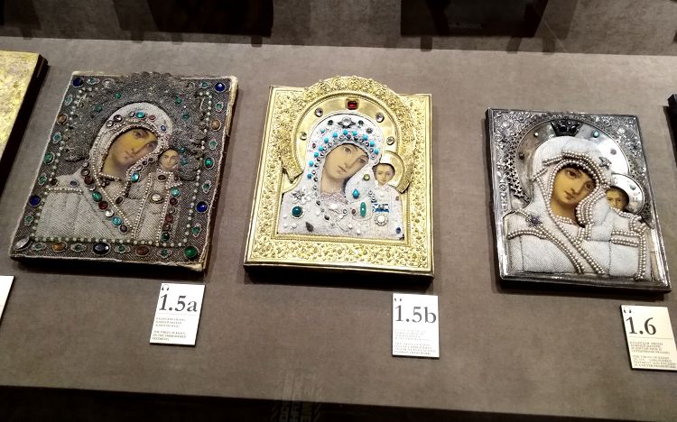 Иконы по частным заказам были очень богато и индивидуально оформлены Иконы по частным заказам были очень богато и индивидуально оформлены