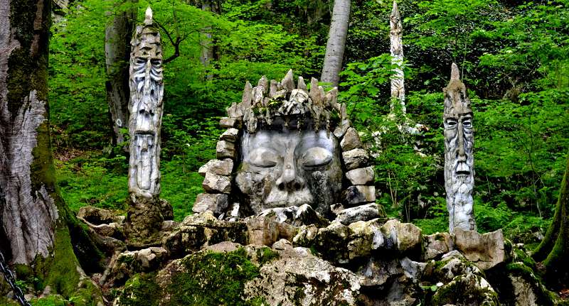 Каменная Деметра застыла в ожидании своей дочери у ворот царства Аида Каменная Деметра застыла в ожидании своей дочери у ворот царства Аида