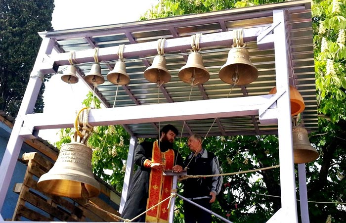 Около строящегося храма возведена временная колокольня