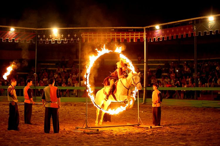 Ночное шоу намного ярче и зрелищнее, чем дневное представление