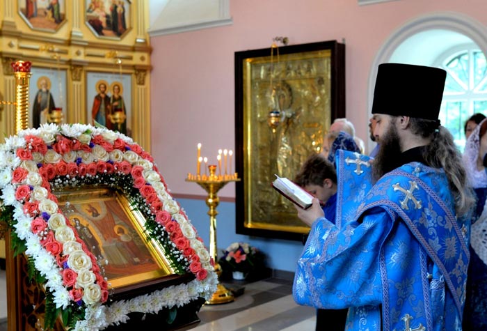 Служба в восстановленной Боголюбской киновии Сергиева посада