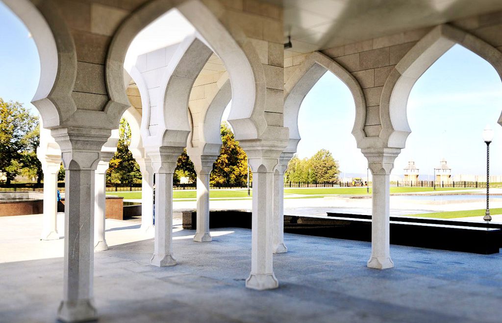 Колоннада Белой мечети очень легкая и ажурная
