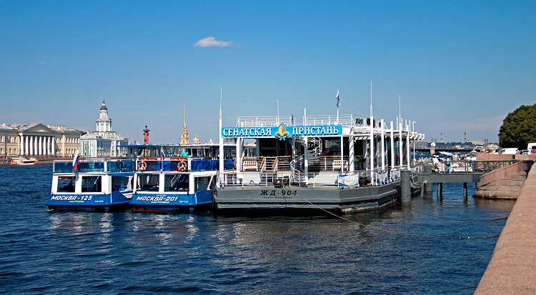 Можно погулять пешком или воспользоваться услугами речного транспорта