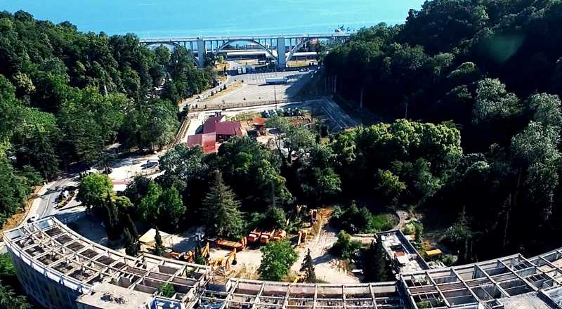 Алле́я Челтенхе́ма начинается от Курортного проспекта