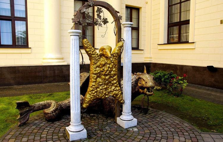 Скульптура "Золотое руно" находится около Художественного музея