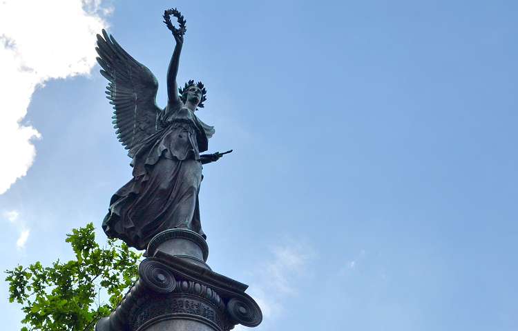 Скульптуры Ник расположены в начале Конногвардейского бульвара