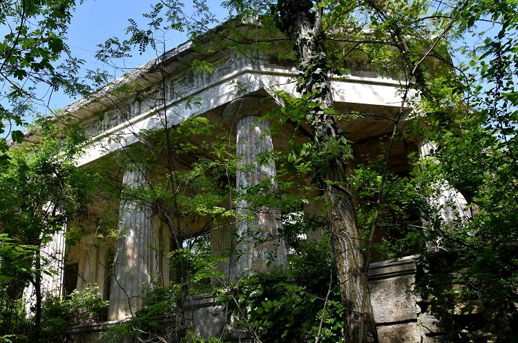 Руины Дачи Суворина напоминают римские руины