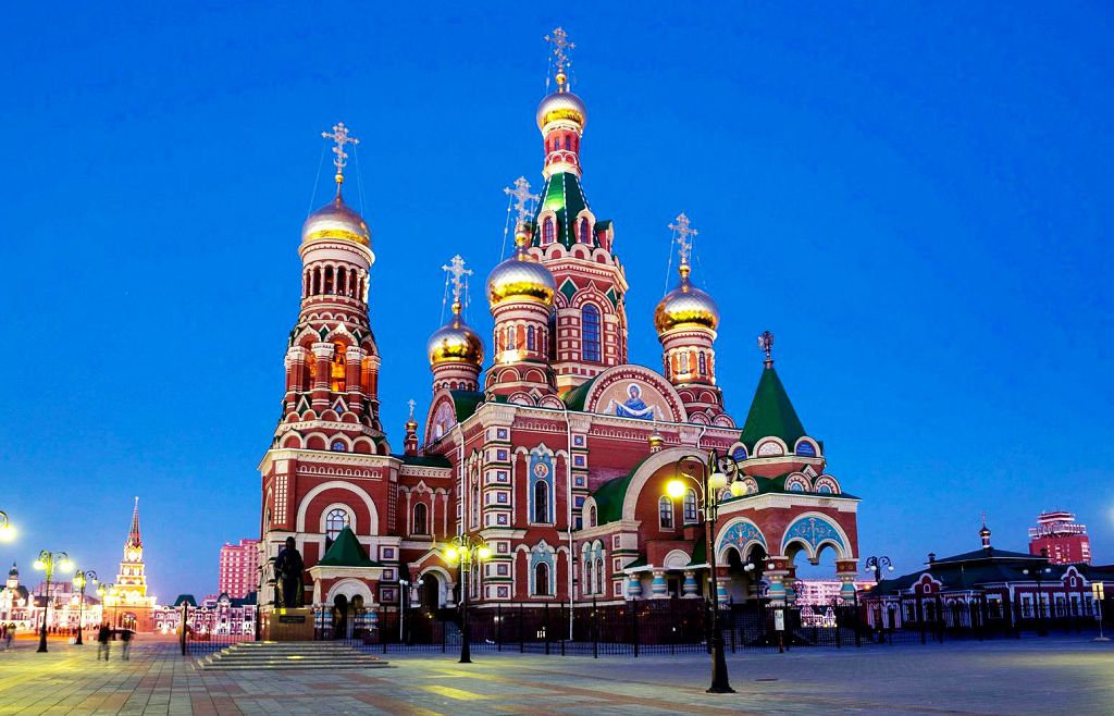 Вход в Благовещенский собор находится со стороны Площади Республики Вход в Благовещенский собор находится со стороны Площади Республики