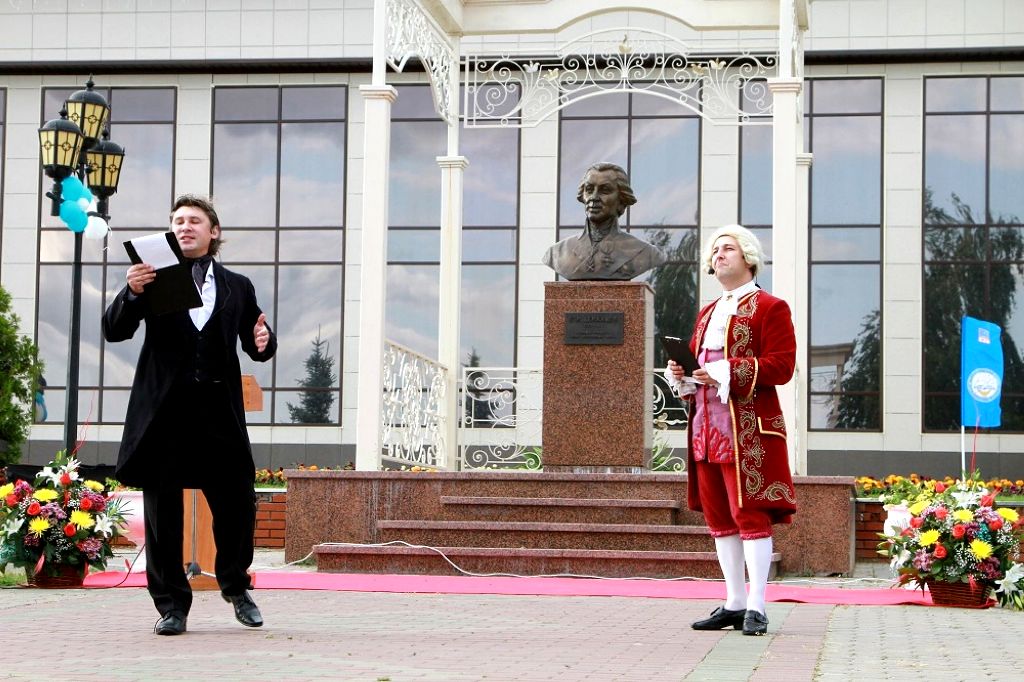 Около Памятника Державину периодически проходят Державинские чтения