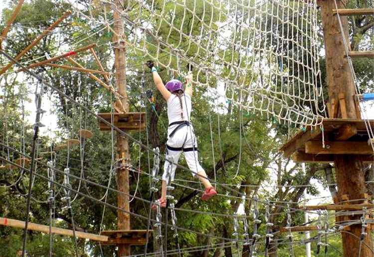 По веревочным маршрутам с удовольствием ходят не только дети