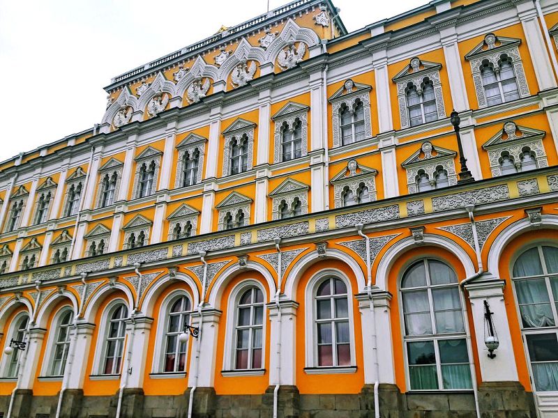 Основные элементы архитектуры и декора дворца соотносились с русским зодчеством