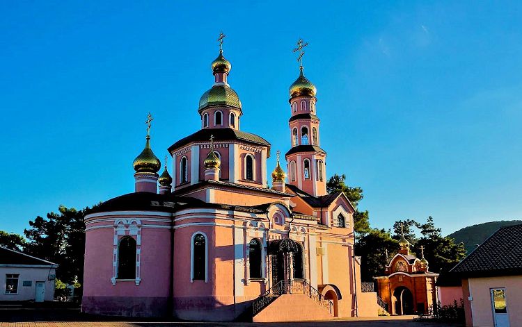 Восстановленный Никольский храм имеет сегодня семь главок