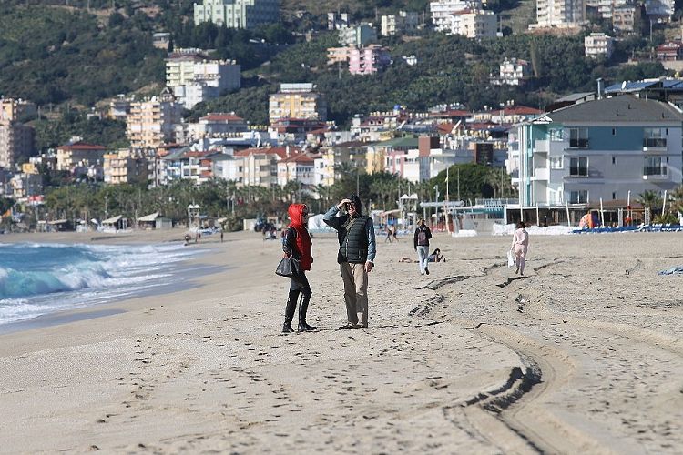 Местные жители в теплой одежде Местные жители в теплой одежде