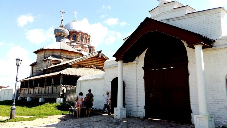 За монастырской оградой женского монастыря жизнь шла очень активно