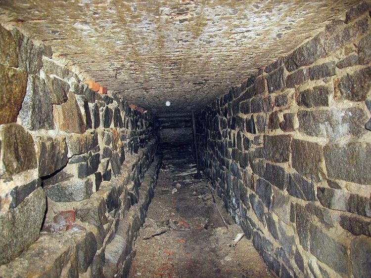 Тунели под комплексом