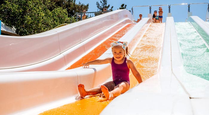 Даже невысокие горки доставляют детям массу удовольствия