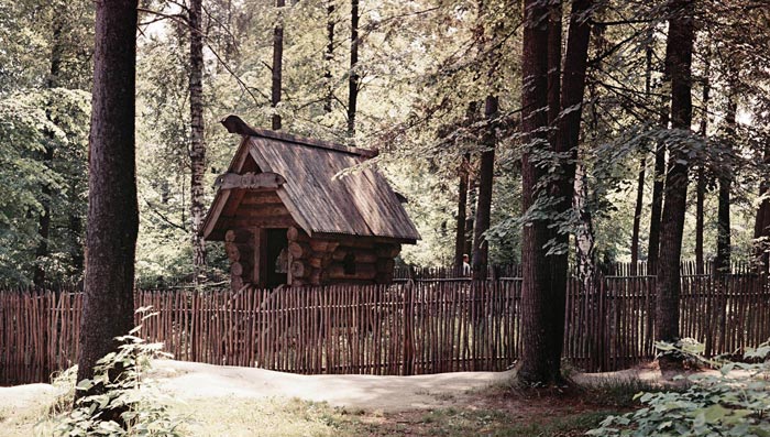 Избушка на курьих ножках в Абрамцево 