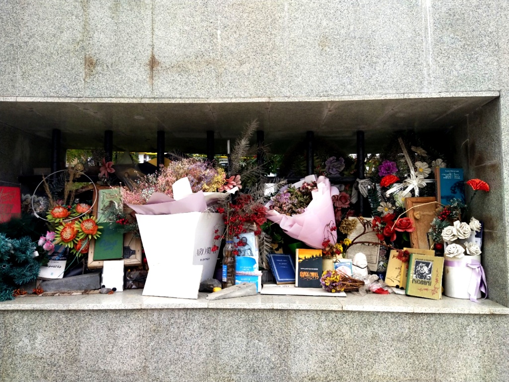 К решетке символичной камеры все время жители города приносят цветы