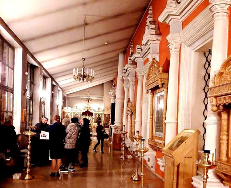 Осмотреть архитектурные элементы фасада можно в крытой галерее 