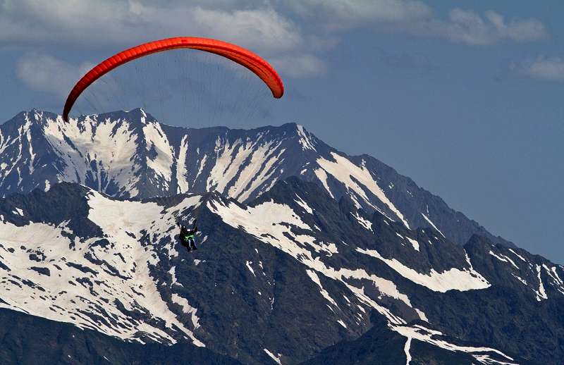 Зимний полет на параплане - дорогое и необычное развлечение "Газпрома"