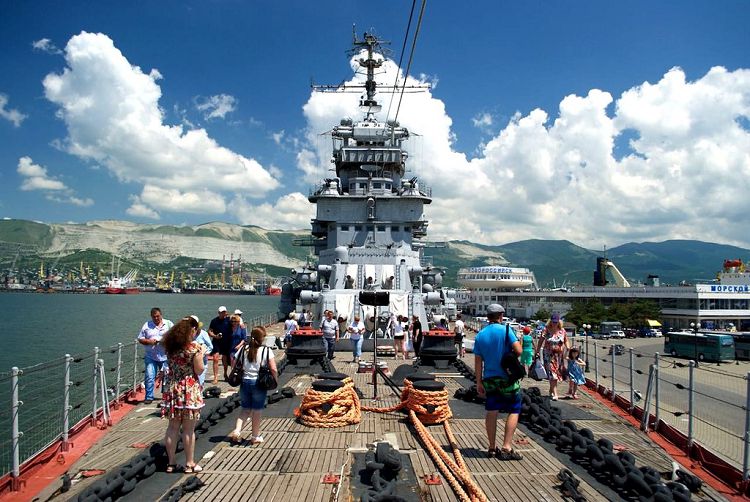 На палубе "Кутузова" мощь и габариты крейсера более ощутимы, чем при взгляде с берега