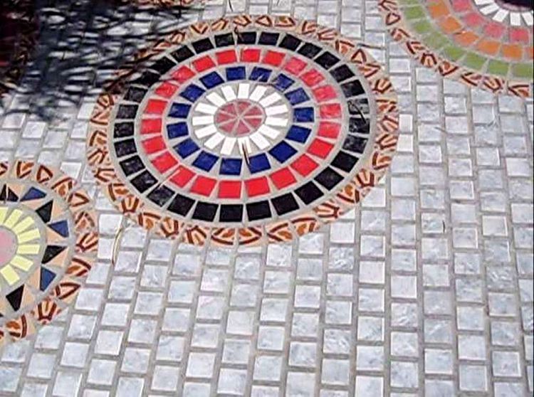 Даже двор мастерской выложен плиткой собственного изготовления