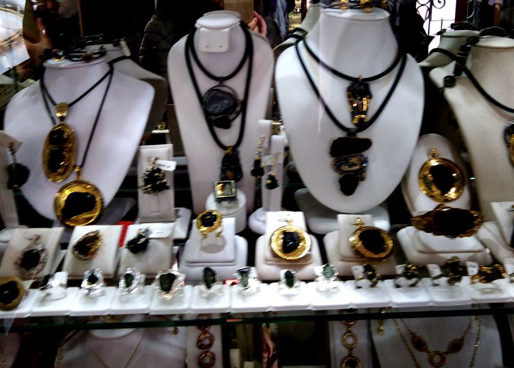 Из влтавина делаются разнообразные женские украшения