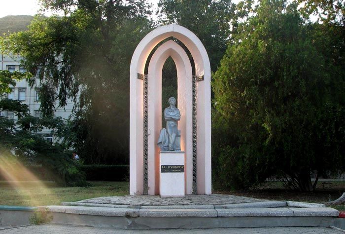 Памятник А.С.Пушкину на керченской Набережной