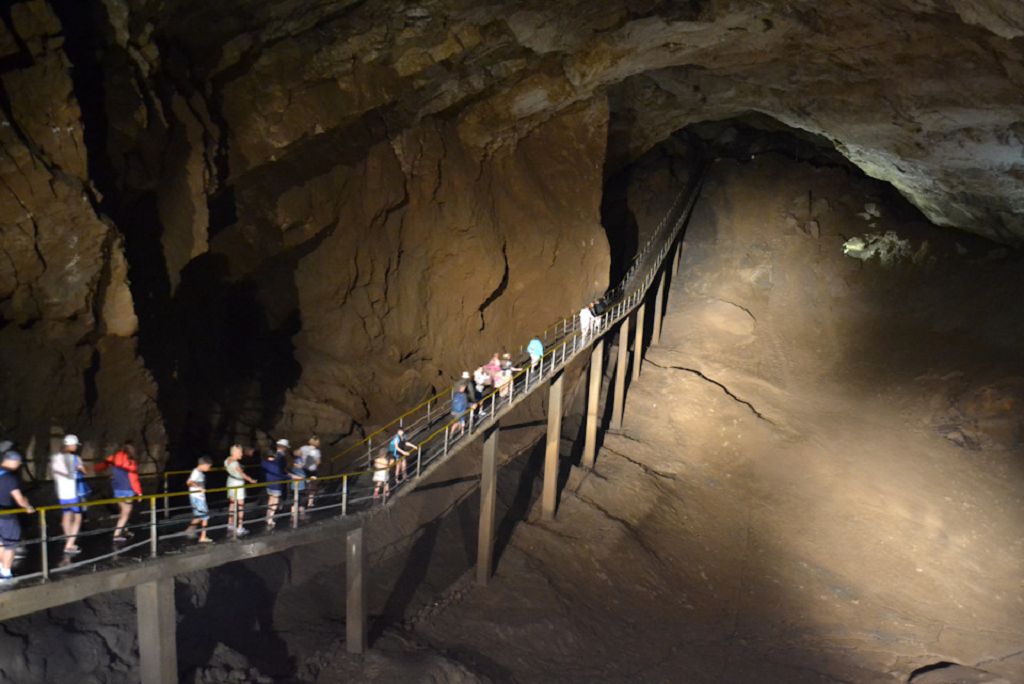 Туристы в пещерах зала Аюхаа Туристы в пещерах зала Аюхаа