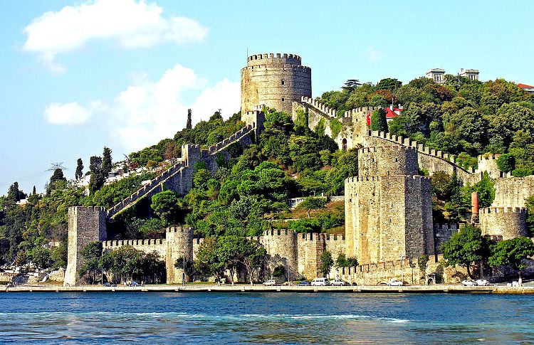 Осмотреть сохранившиеся строения Румелийской крепости можно и сегодня Осмотреть сохранившиеся строения Румелийской крепости можно и сегодня